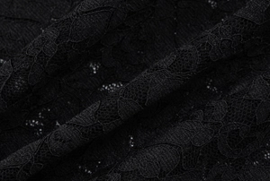 Gros plan sur la texture dentelle florale et les détails du tissu en maille noire fine