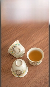 Petal-shaped Ru Kiln ceramic teacups with cute cat motifs and natural ice crackle finish