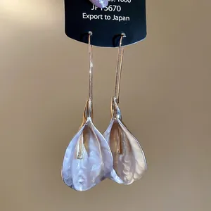 Boucles d'oreilles pendantes pétales artistiques avec crochets dorés sur support