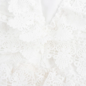Robe élégante en dentelle blanche de style français avec col en V et broderie fine