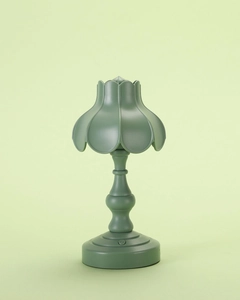 Dettaglio di una mini lampada da comodino a LED verde retrò con paralume a onde e finitura opaca