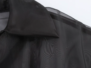 Détails de couture en organza noir élégant et décolleté en V sur la robe courte