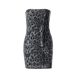 Robe bustier à paillettes imprimé léopard gris et noir avec une coupe ajustée sexy