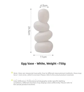 Détail d'un vase en céramique blanc mat avec design sphérique empilé et dimensions précises