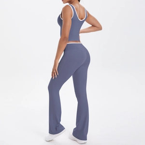 Détail du pantalon de yoga évasé bleu ardoise à taille haute avec liserés blancs