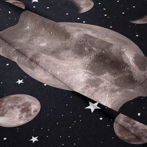Gros plan sur la texture douce du tissu de tapisserie flanelle avec motifs lune et espace