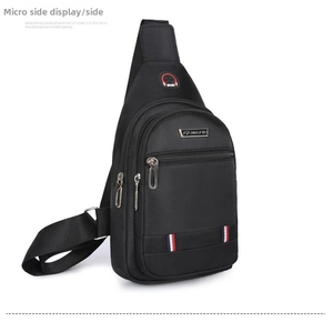 Seitenansicht der wasserfesten Oxford-Brusttasche mit mehreren Fächern und Sport-Logo