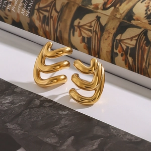 Boucles d'oreilles chic triple vague en acier inoxydable plaqué or 18 carats texturé