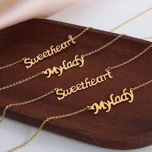 Collana in acciaio inossidabile placcato oro 18k con ciondoli a lettere stile francese