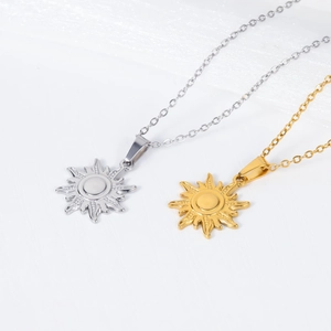 Minimalistische Sonnenanhänger Halskette aus Edelstahl in poliertem Gold und Silber