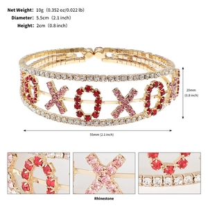 Détail du bracelet XOXO doré orné de strass étincelants de couleur rouge et rose vif