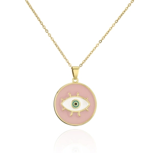Dettaglio collana a catena dorata con pendente occhio del diavolo rosa su sfondo bianco