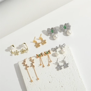 Detaillierte Kollektion goldener und silberner Blumenohrringe mit Perlen und Zirkonia