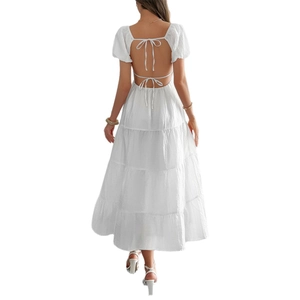 Elegante abito midi bianco con maniche a sbuffo e schiena scoperta intrecciata