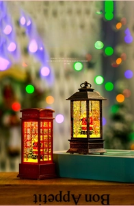 Vue détaillée de la lanterne LED de Noël avec Père Noël dans une cabine téléphonique à eau