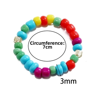 Dettaglio dell'anello elastico con perline colorate, circonferenza 7cm e perline 3mm