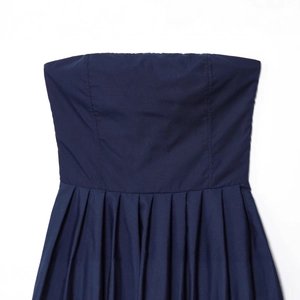 Robe bustier bleu marine en coton avec taille haute et détails de jupe plissée