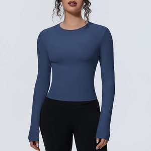 Détail d'un t-shirt de yoga bleu marine à manches longues en tissu élastique respirant