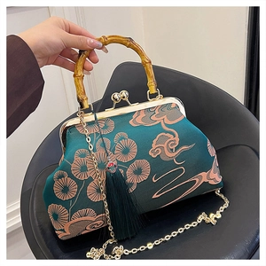 Detail der Tasche im chinesischen Stil mit Bambusgriff und grüner Quastendekoration