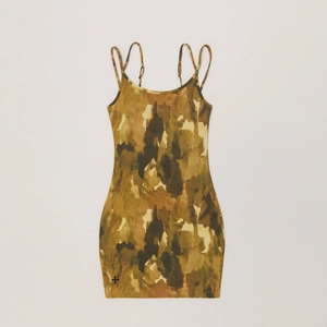 Robe courte moulante à imprimé camouflage avec fines bretelles en tons terreux