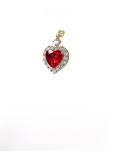 Vue détaillée du grand pendentif cœur en zircon rouge avec micro-pavage en plaqué or 18 carats