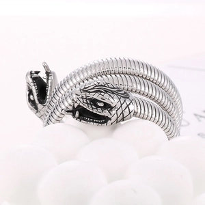 Macro d'une bague serpent en acier inoxydable 304L argenté avec écailles détaillées