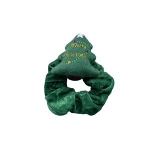 Détail d'un chouchou en velours vert avec sapin en peluche et broderie Merry Christmas