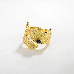 Luxury gold S925 silver ring with wrinkled texture and black teardrop gemstone
