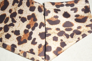 Détail du tissu imprimé léopard montrant la qualité de couture et la texture du textile