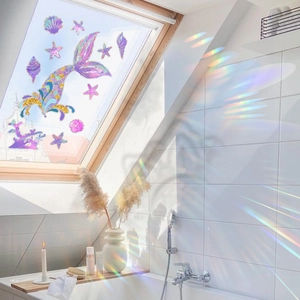 Autocollants holographiques sirène créant des reflets arc-en-ciel sur les fenêtres