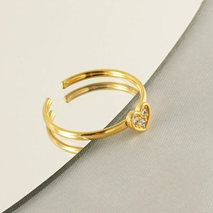 Détail macro de la bague ajustable cœur en acier inoxydable doré 18k avec cristaux