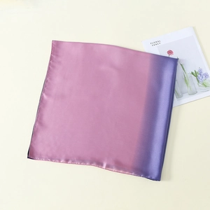 Detailaufnahme eines seidigen Schals mit pink-violettem Farbverlauf und sanftem Satin-Glanz