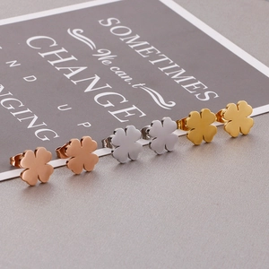Boucles d'oreilles trèfle chic en or rose 18 carats, argent et acier doré brillant