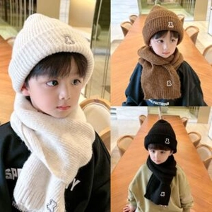 Dettaglio del set cappello e sciarpa in maglia per bambini con ricamo a forma di orso