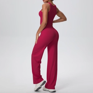 Dettaglio del set yoga rosa prugna con crop top e pantaloni a gamba larga elastici