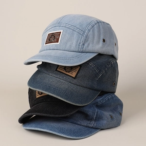 Gestapelde gewassen denim baseballpetten in meerdere kleuren met vintage patches