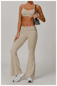 Détail du pantalon de yoga évasé taille haute et brassière de sport à lanières beige