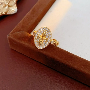 Vue rapprochée de la bague fleur de lys dorée sertie de zircons blancs style vintage