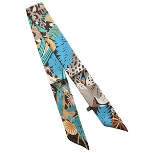 V-shaped 100% silk skinny scarf featuring leopard print and floral bird motifs