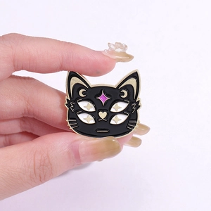 Gotische vieräugige schwarze Katze Emaille-Pin mit lila Stern und Vergoldung