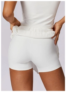 Détail de la jupe de tennis plissée blanche montrant le short de sécurité intégré