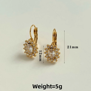 Détail de boucles d'oreilles tournesol dorées avec zircone et mesure de 21 mm