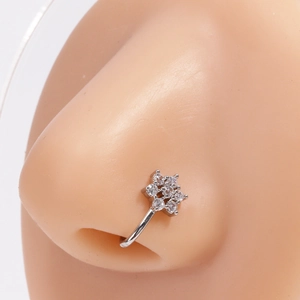 Détail d'un faux piercing de nez en argent avec fleurs en zircone sur modèle réaliste