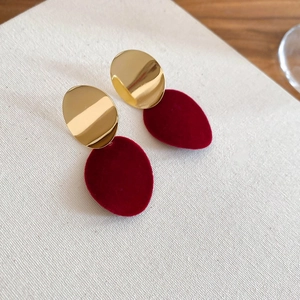 Gros plan de boucles d'oreilles vintage avec pendentifs gouttes en velours bordeaux