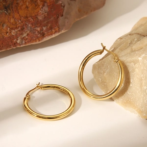 Boucles d'oreilles créoles dorées classiques pour femmes sur pierres, fini brillant