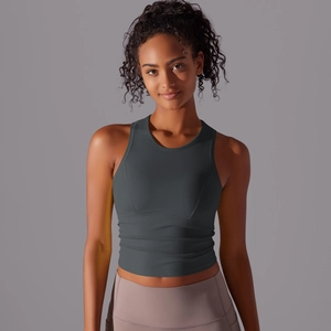 Détail d'un haut de sport gris dos nageur avec plis latéraux pour le fitness