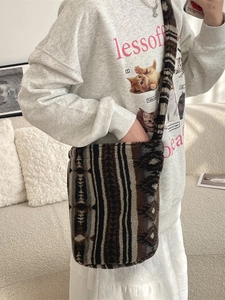 Fashionable leopard plush shoulder bag with large capacity and geometric pattern