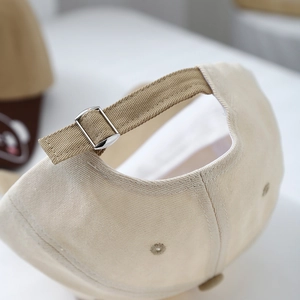 Détail de la boucle métallique réglable sur la casquette panda en toile pour enfants