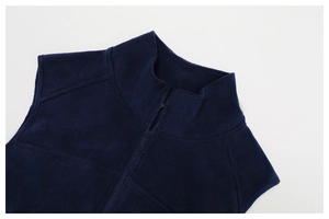 Détail du col montant et du zip sur la veste polaire bleu marine pour le running