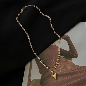 Collana con cuore asimmetrico placcato oro e catene a strati intrecciate per donna